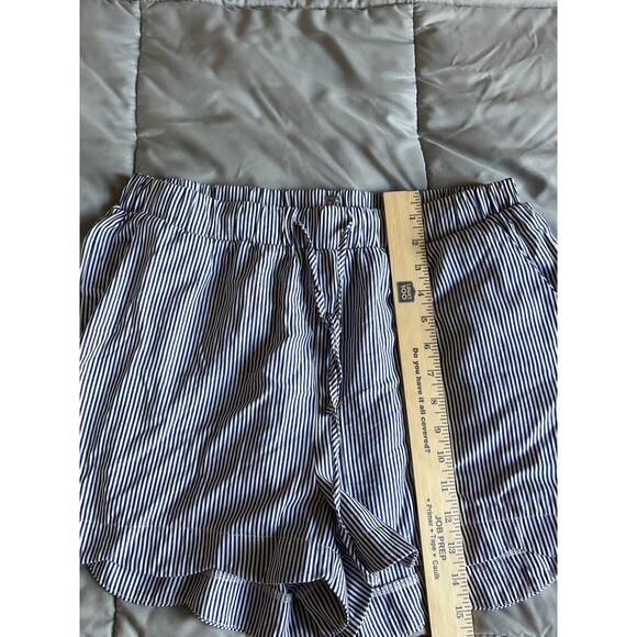 Armani exchange, blue, and white‎ pin, striped scalloped shorts size large ￼ - Picture 2 of 7